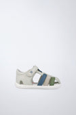 Sandalia barefoot en blanco y azul