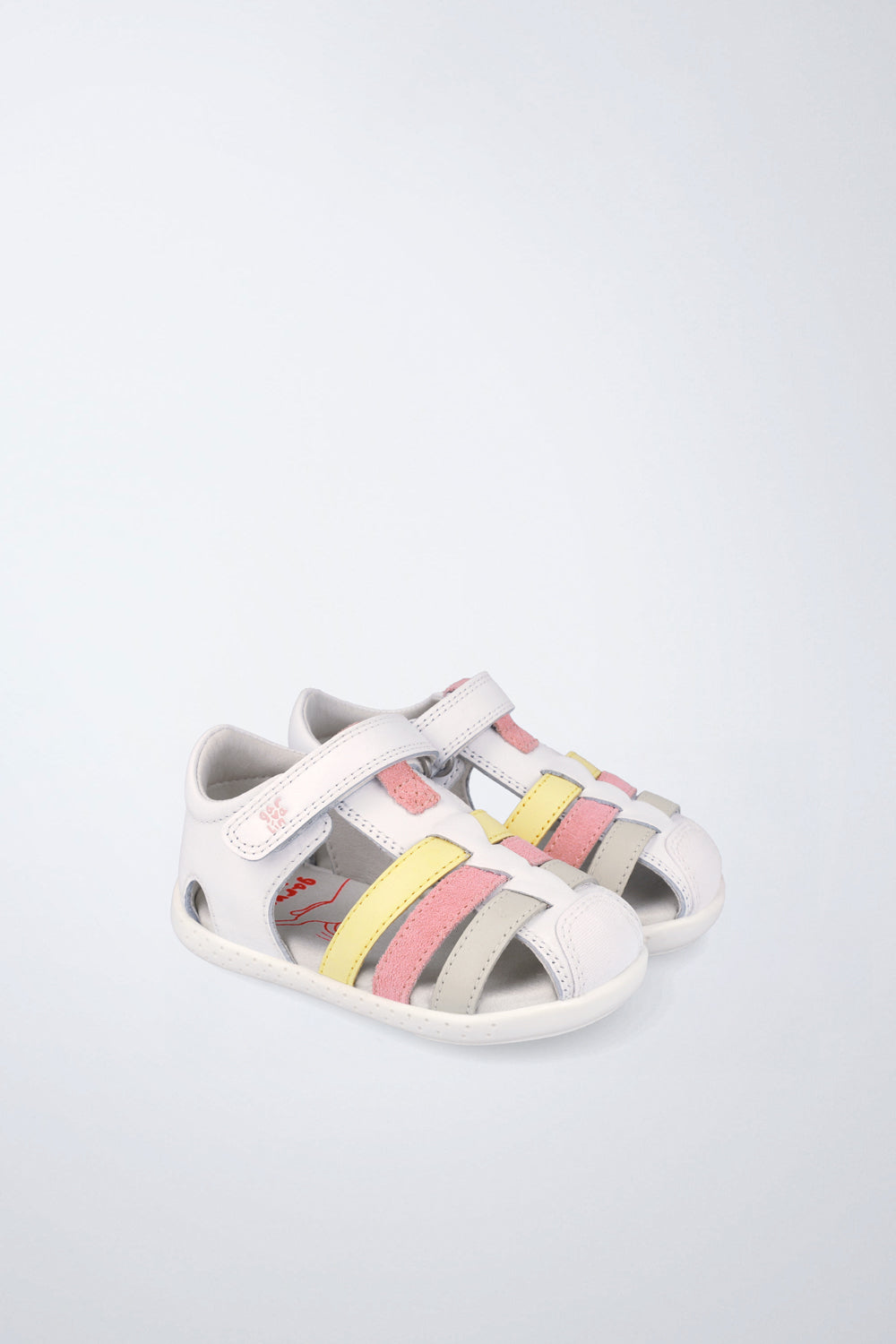 Sandalia Garvalín barefoot en blanco y rosa con cierre de contacto y puntera reforzada.