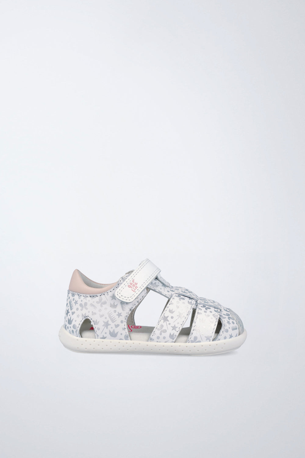 Sandalia cerrada infantil Garvalín barefoot en blanco y gris con cierre de contacto y desarrollo saludable del pie.