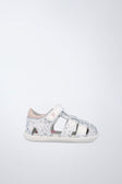 Sandalia barefoot en blanco y gris