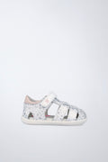 Sandalia cerrada infantil Garvalín barefoot en blanco y gris con cierre de contacto y desarrollo saludable del pie.