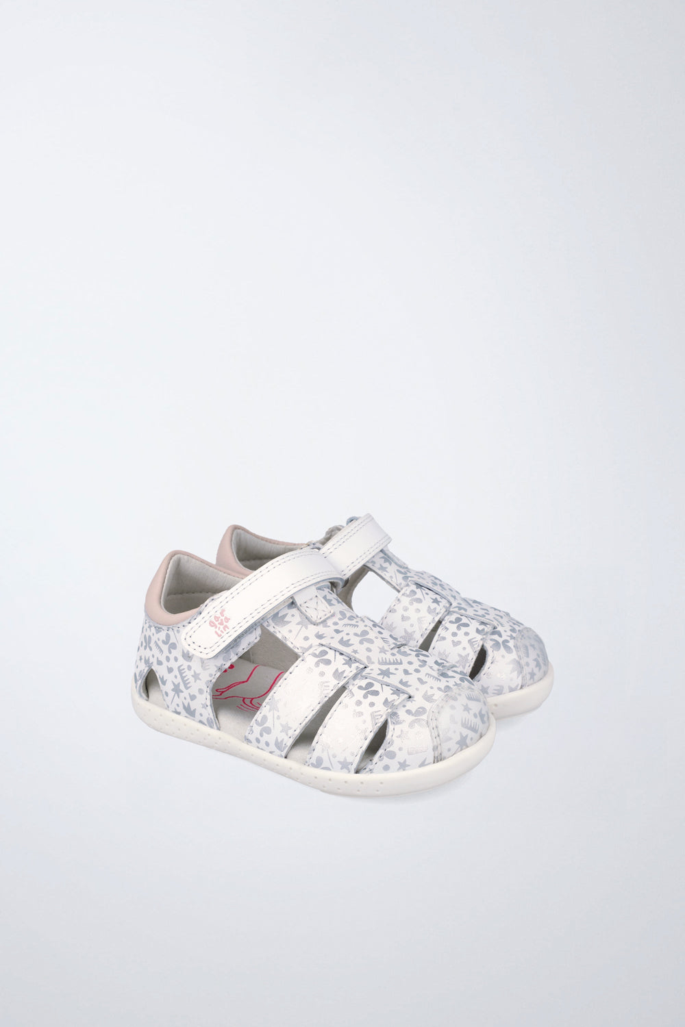 Sandalia cerrada infantil Garvalín barefoot en blanco y gris con cierre de contacto y desarrollo saludable del pie.