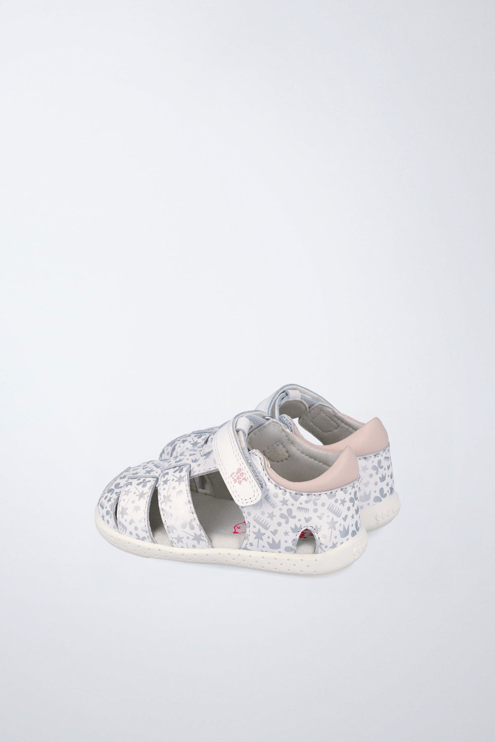 Sandalia cerrada infantil Garvalín barefoot en blanco y gris con cierre de contacto y desarrollo saludable del pie.