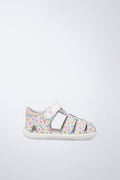 Sandalia infantil Garvalín barefoot en blanco y rosa pálido con cierre de contacto y desarrollo saludable del pie.