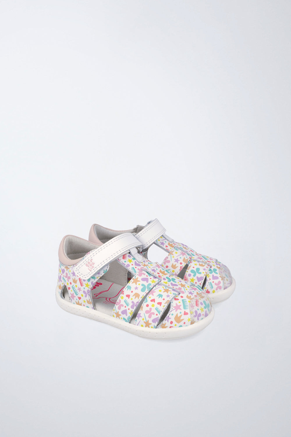 Sandalia infantil Garvalín barefoot en blanco y rosa pálido con cierre de contacto y desarrollo saludable del pie.