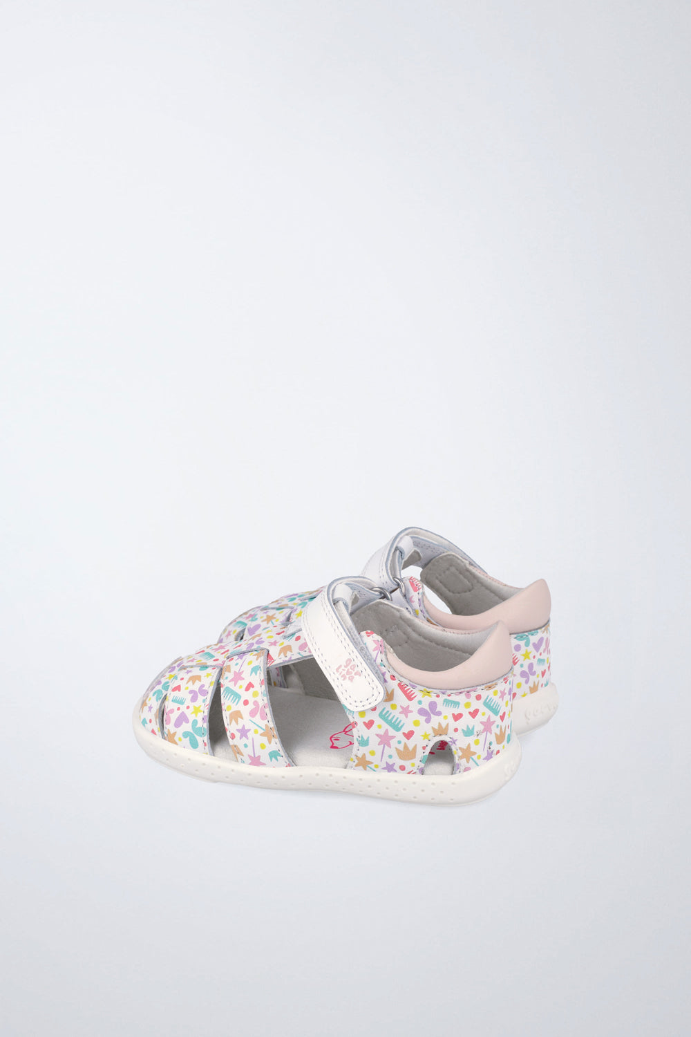 Sandalia infantil Garvalín barefoot en blanco y rosa pálido con cierre de contacto y desarrollo saludable del pie.