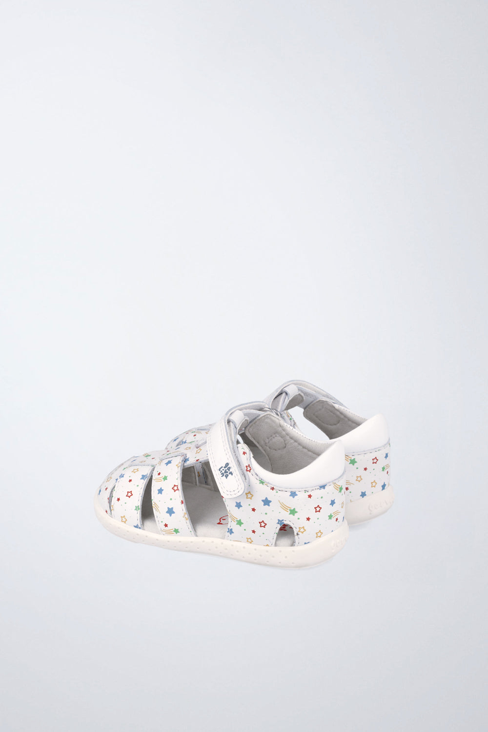 Sandalia cerrada infantil Garvalín barefoot en blanco con cierre de contacto y estabilidad.
