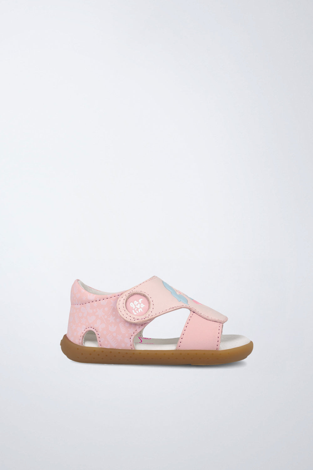Sandalia infantil Garvalín barefoot en rosa con cierre de contacto y desarrollo natural del pie.