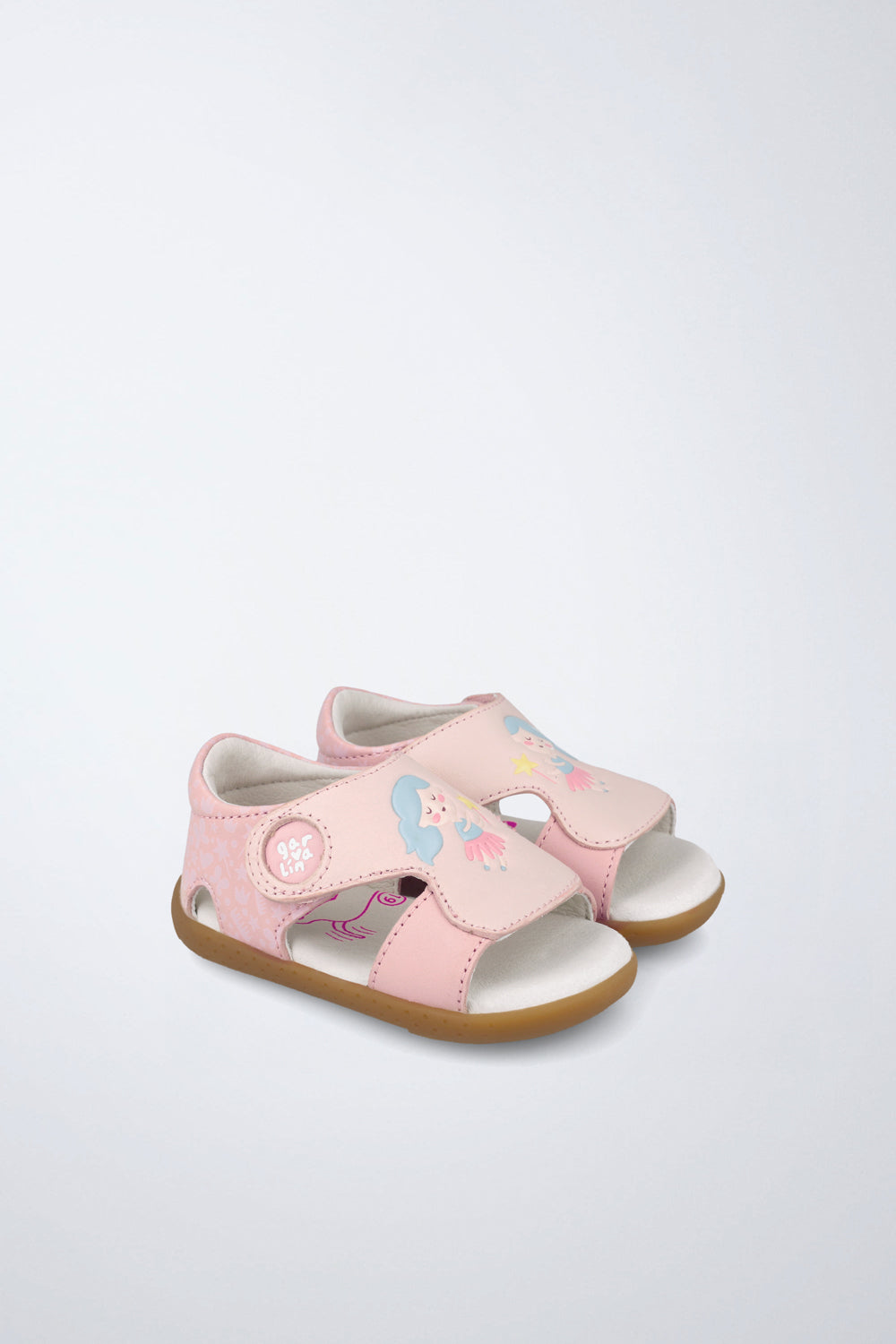 Sandalia infantil Garvalín barefoot en rosa con cierre de contacto y desarrollo natural del pie.