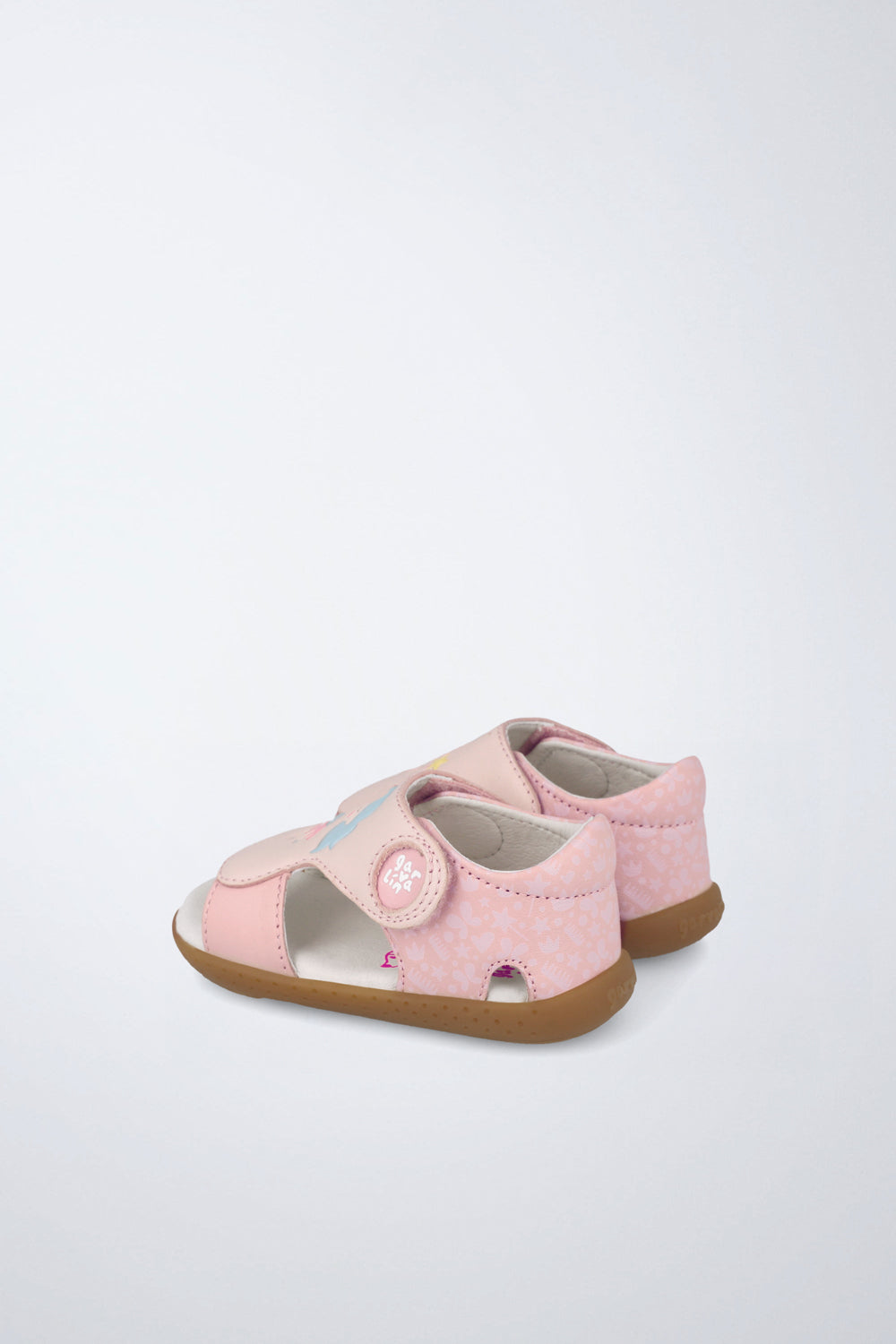 Sandalia infantil Garvalín barefoot en rosa con cierre de contacto y desarrollo natural del pie.