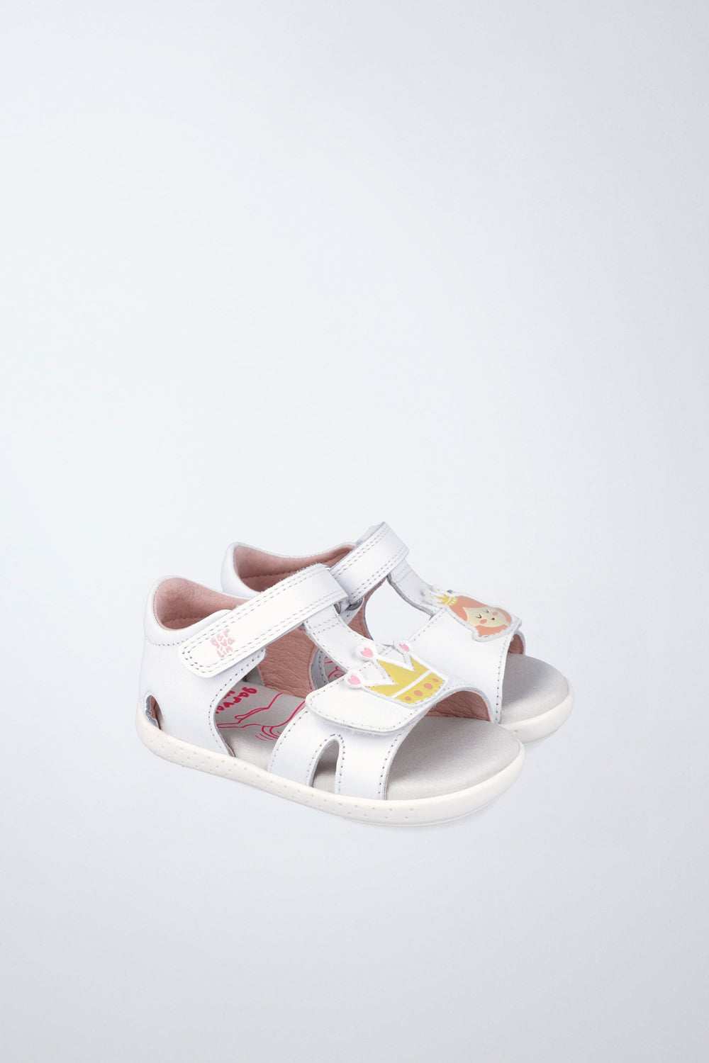 Sandalia infantil Garvalín barefoot en blanco con cierre de contacto y estabilidad.
