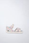 Sandalia Garvalín barefoot en blanco con cierre de contacto y diseño ergonómico.