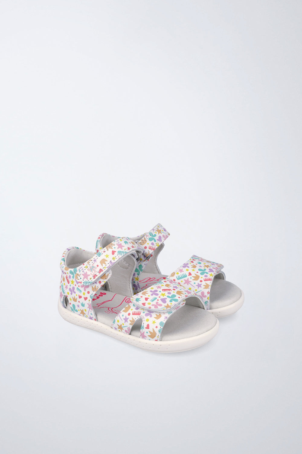 Sandalia Garvalín barefoot en blanco con cierre de contacto y diseño ergonómico.