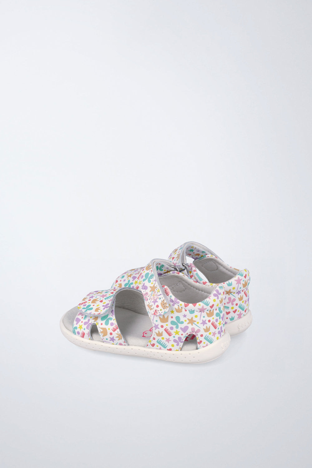 Sandalia Garvalín barefoot en blanco con cierre de contacto y diseño ergonómico.