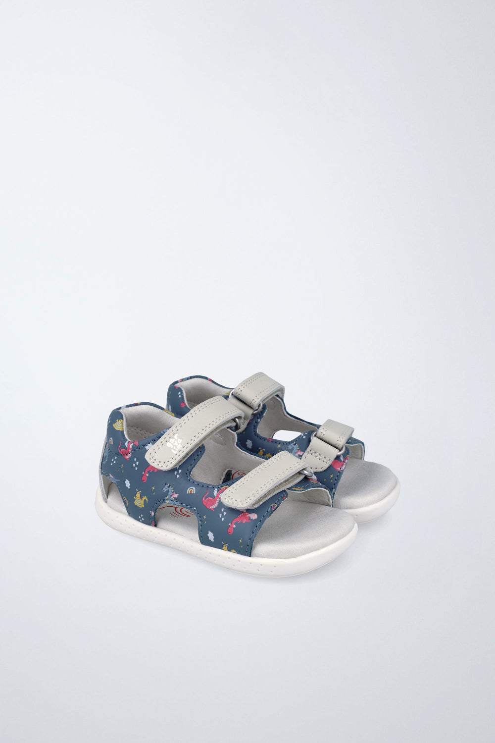 Sandalias Garvalín barefoot en azul oscuro con cierre de contacto y desarrollo natural del pie.