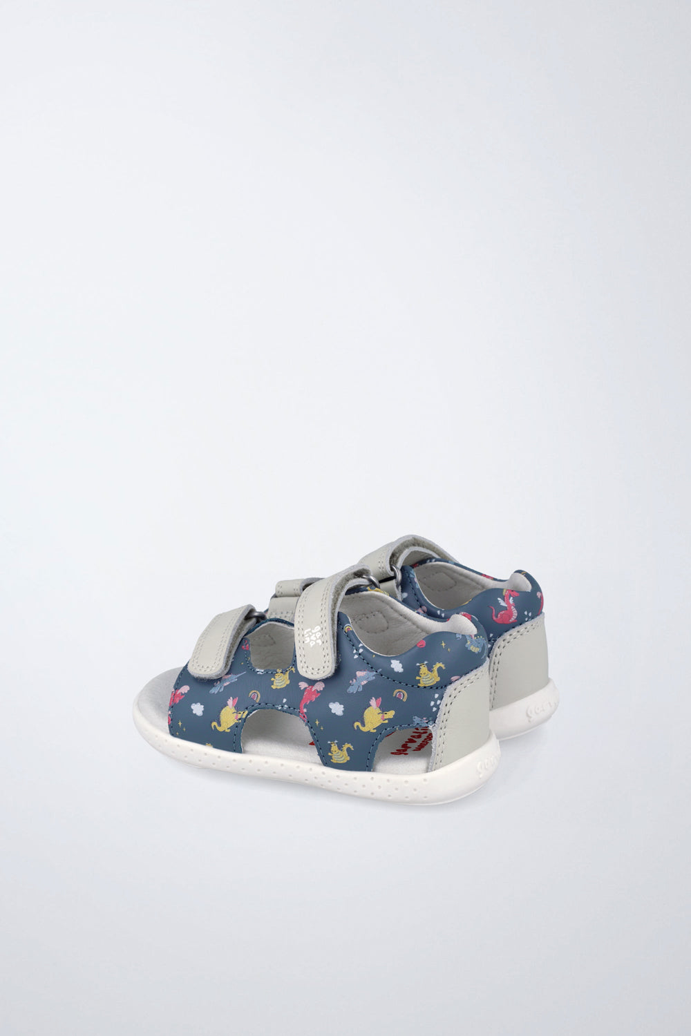 Sandalias Garvalín barefoot en azul oscuro con cierre de contacto y desarrollo natural del pie.