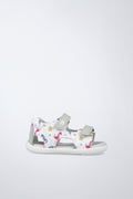 Sandalia infantil Garvalín barefoot en blanco con cierre de contacto y desarrollo natural del pie.