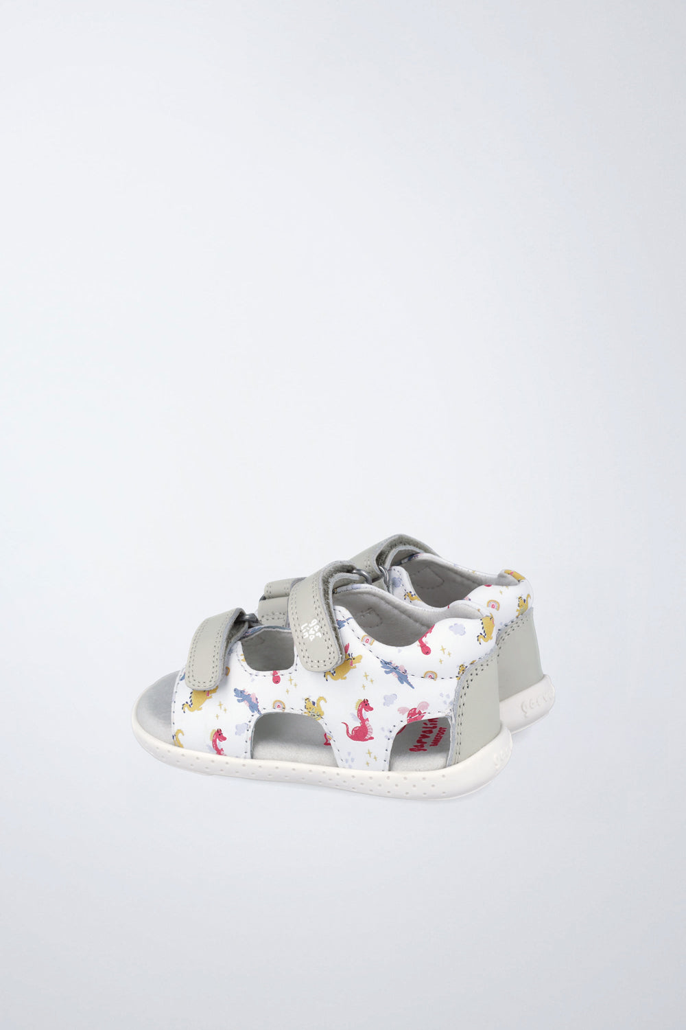 Sandalia infantil Garvalín barefoot en blanco con cierre de contacto y desarrollo natural del pie.