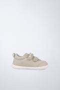 Zapato infantil Garvalín barefoot en beige con cierre de contacto y desarrollo saludable del pie.