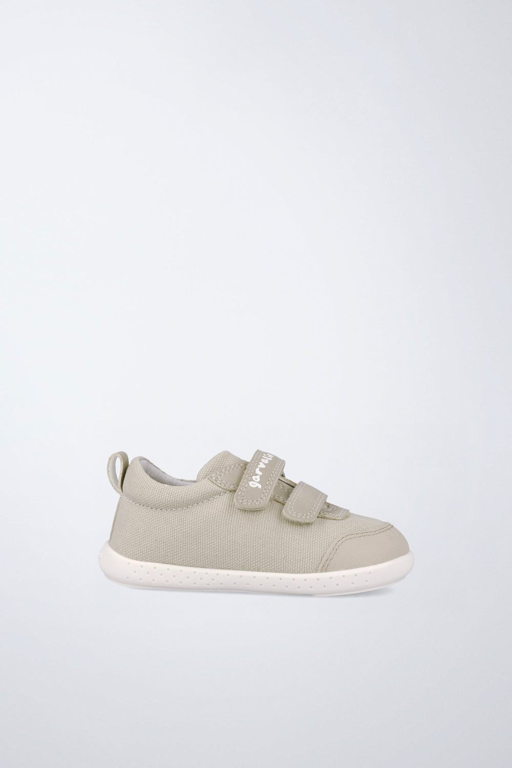 Zapato infantil Garvalín barefoot en beige con cierre de contacto y desarrollo saludable del pie.