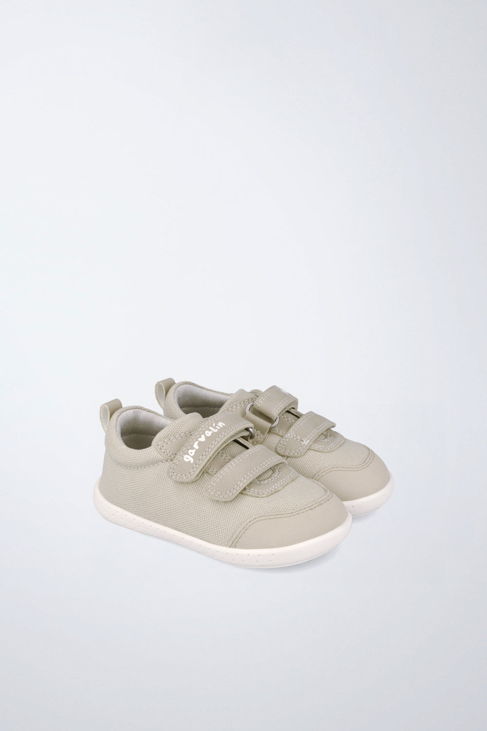 Zapato infantil Garvalín barefoot en beige con cierre de contacto y desarrollo saludable del pie.