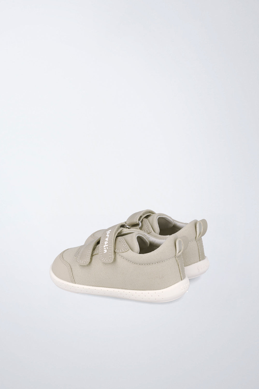 Zapato infantil Garvalín barefoot en beige con cierre de contacto y desarrollo saludable del pie.