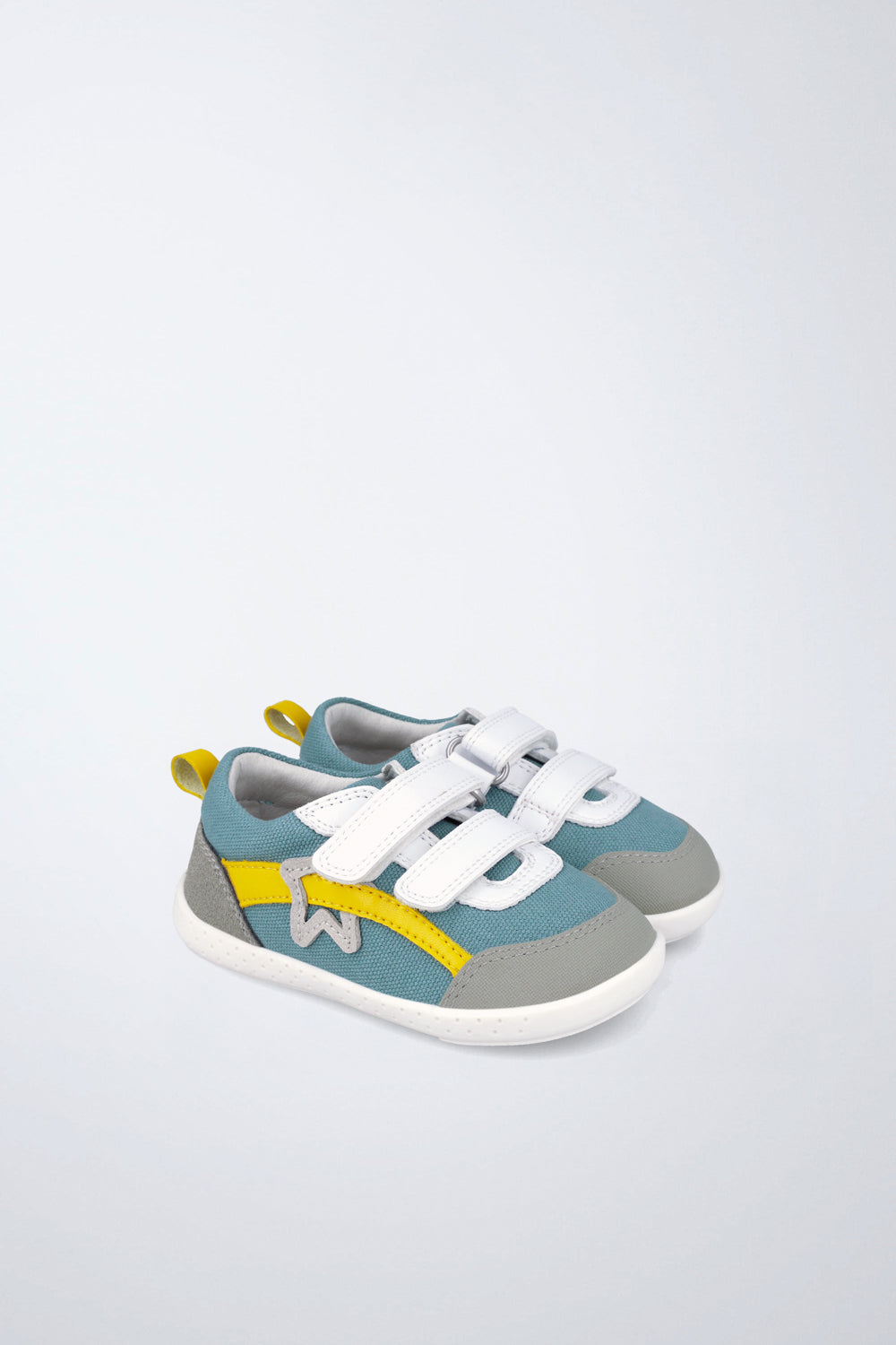 Zapatos infantiles Garvalín barefoot en azul oscuro con cierre de contacto y estabilidad y flexibilidad.