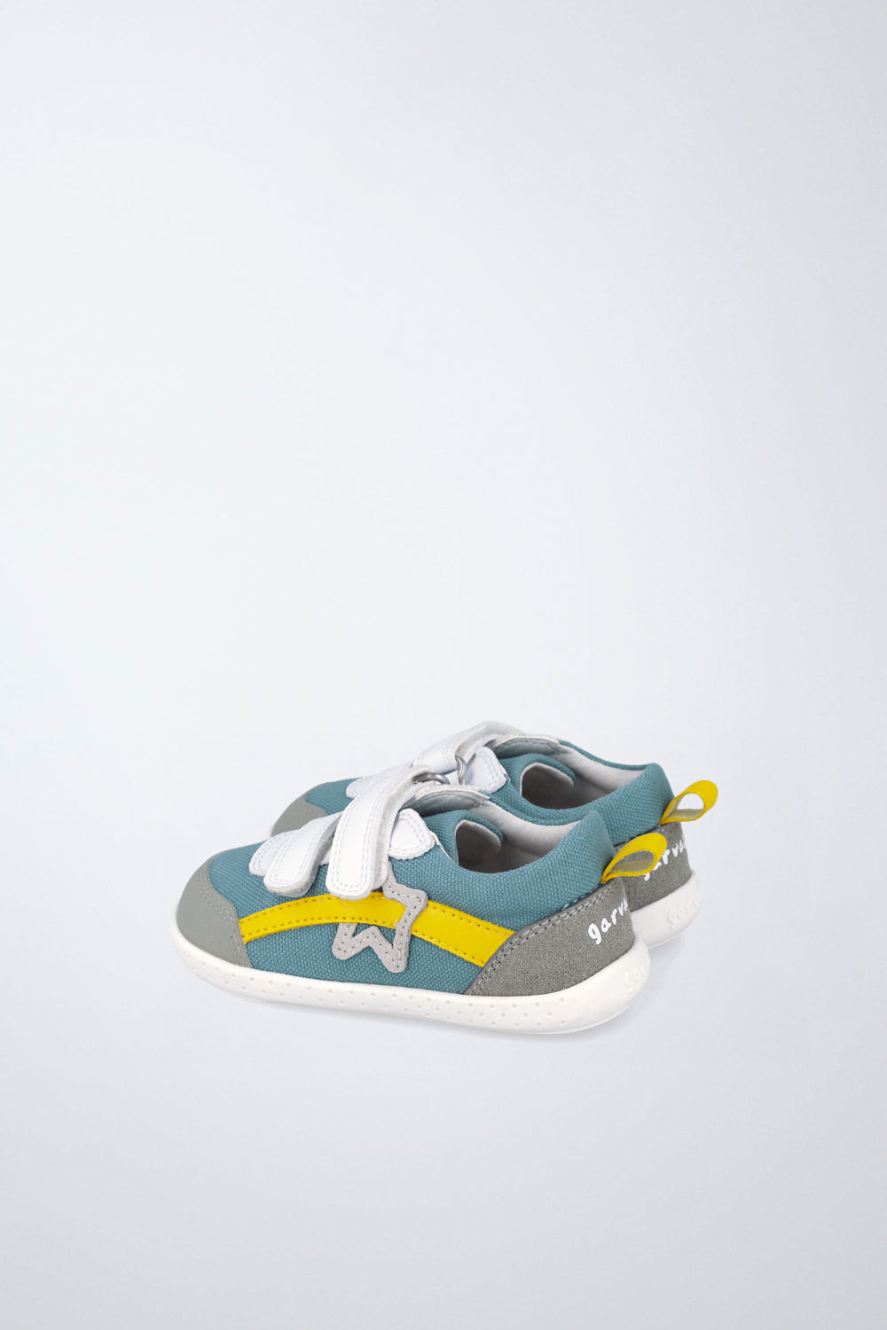 Zapatos infantiles Garvalín barefoot en azul oscuro con cierre de contacto y estabilidad y flexibilidad.