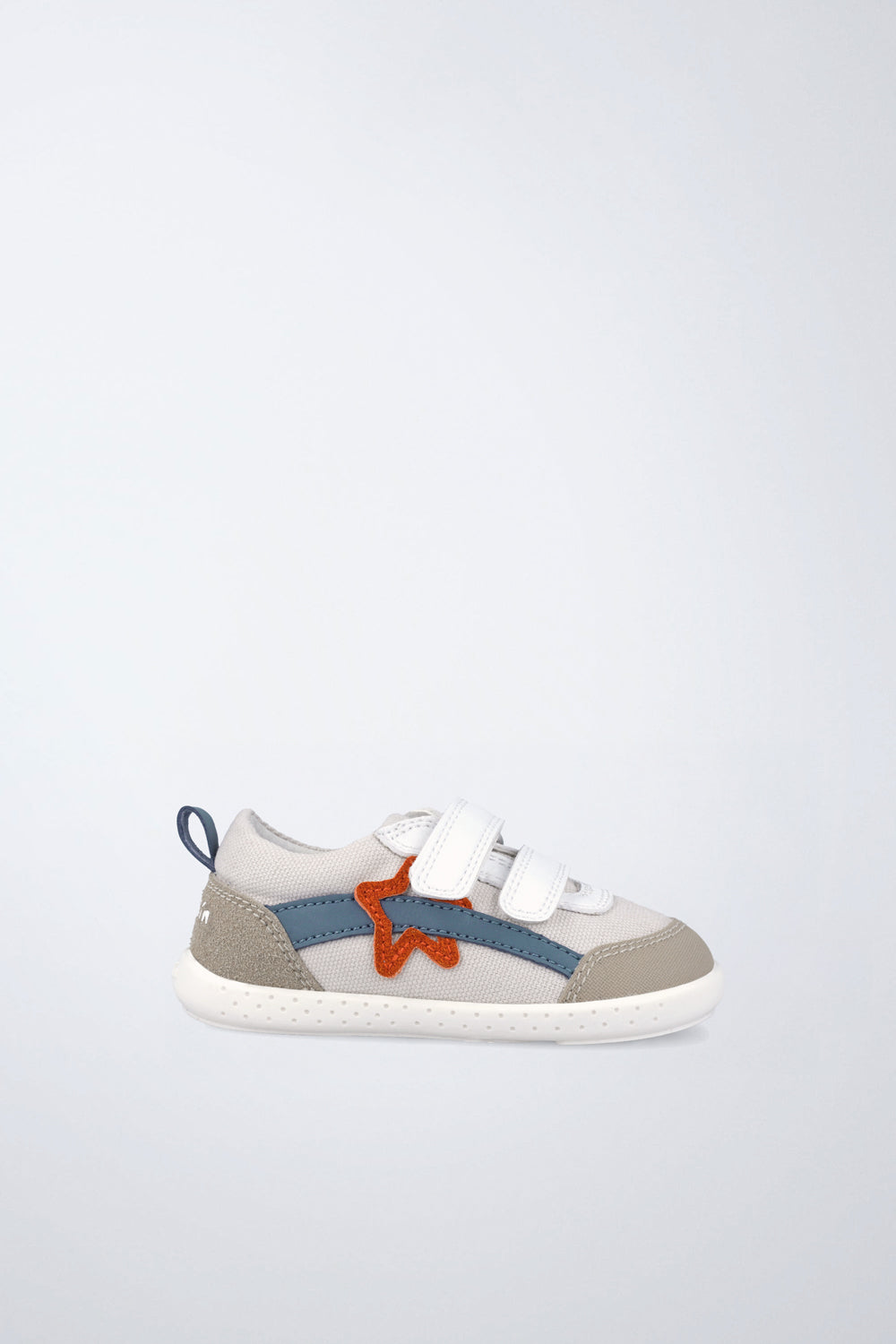 Zapatos infantiles Garvalín barefoot en blanco con cierre de contacto y estabilidad y flexibilidad.