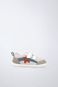 Zapatos infantiles Garvalín barefoot en blanco con cierre de contacto y estabilidad y flexibilidad.