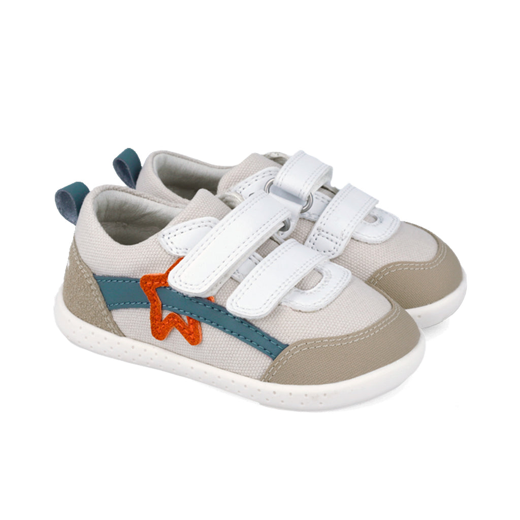 Zapatos infantiles Garvalín barefoot en blanco con cierre de contacto y estabilidad y flexibilidad.