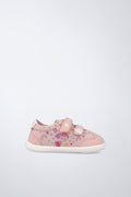 Zapatilla infantil Garvalín barefoot en rosa con cierre de contacto y diseño ergonómico.