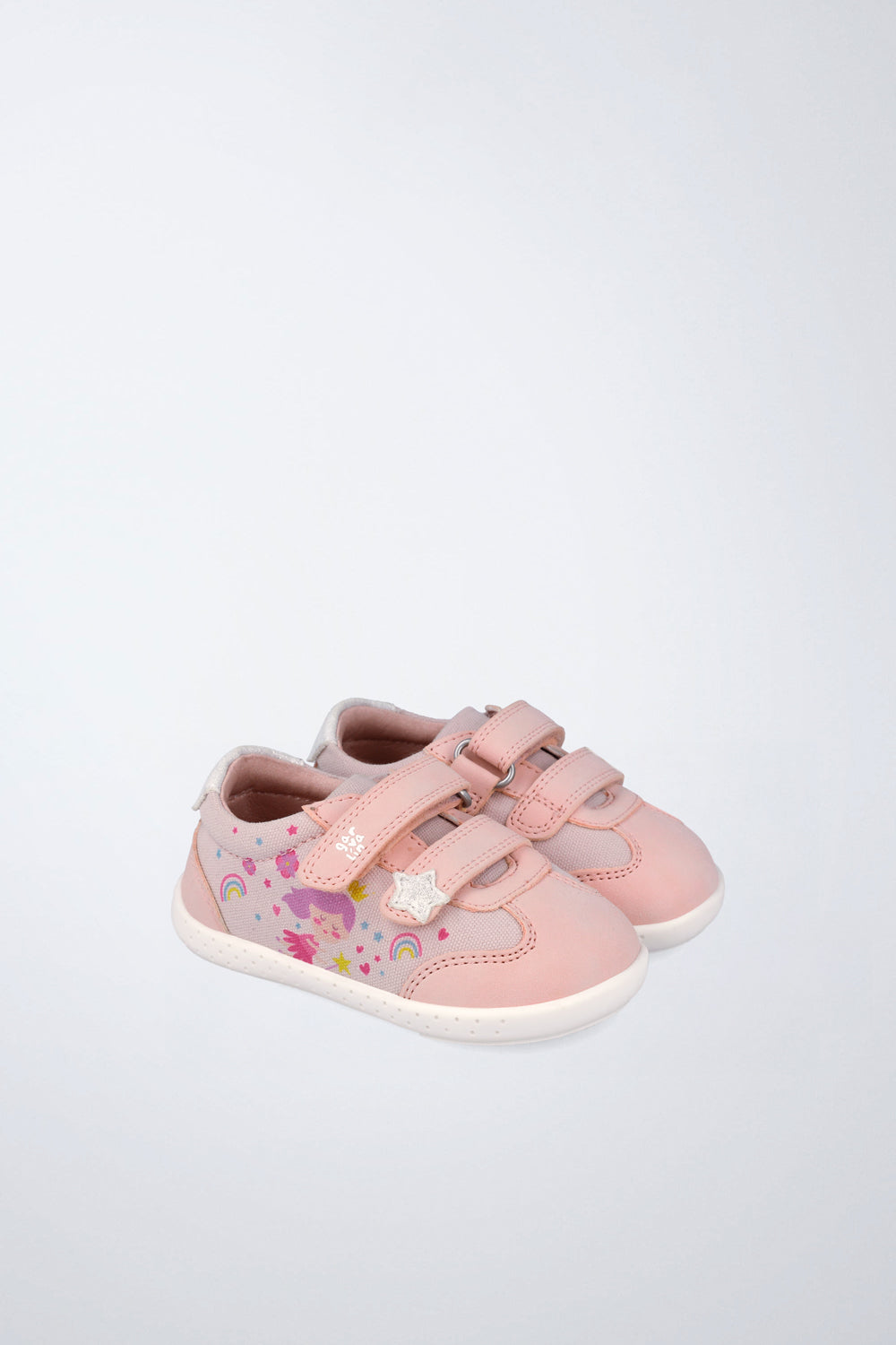 Zapatilla infantil Garvalín barefoot en rosa con cierre de contacto y diseño ergonómico.