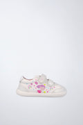 Zapatos infantiles Garvalín barefoot en blanco con cierre de contacto y diseño ergonómico.
