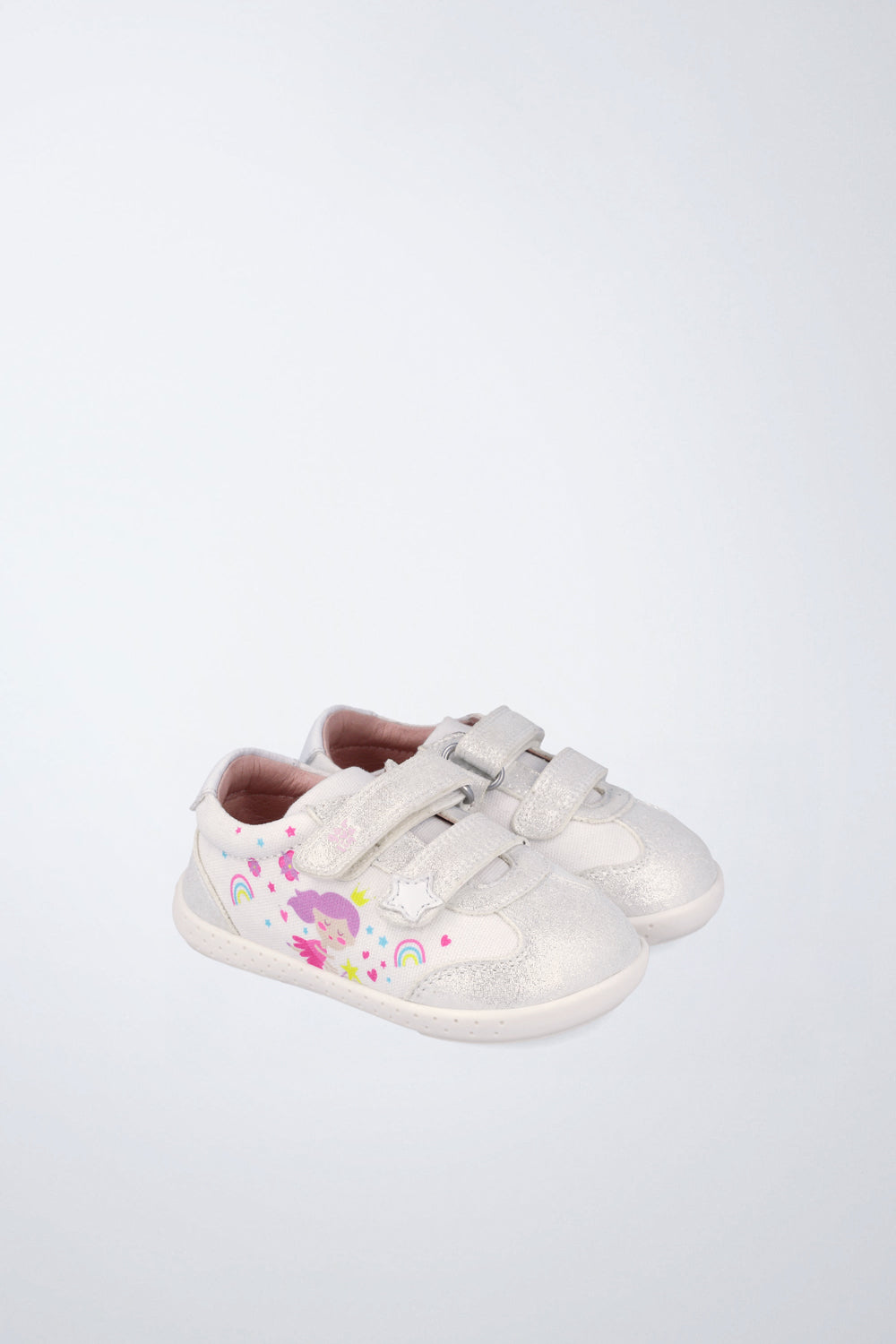 Zapatos infantiles Garvalín barefoot en blanco con cierre de contacto y diseño ergonómico.