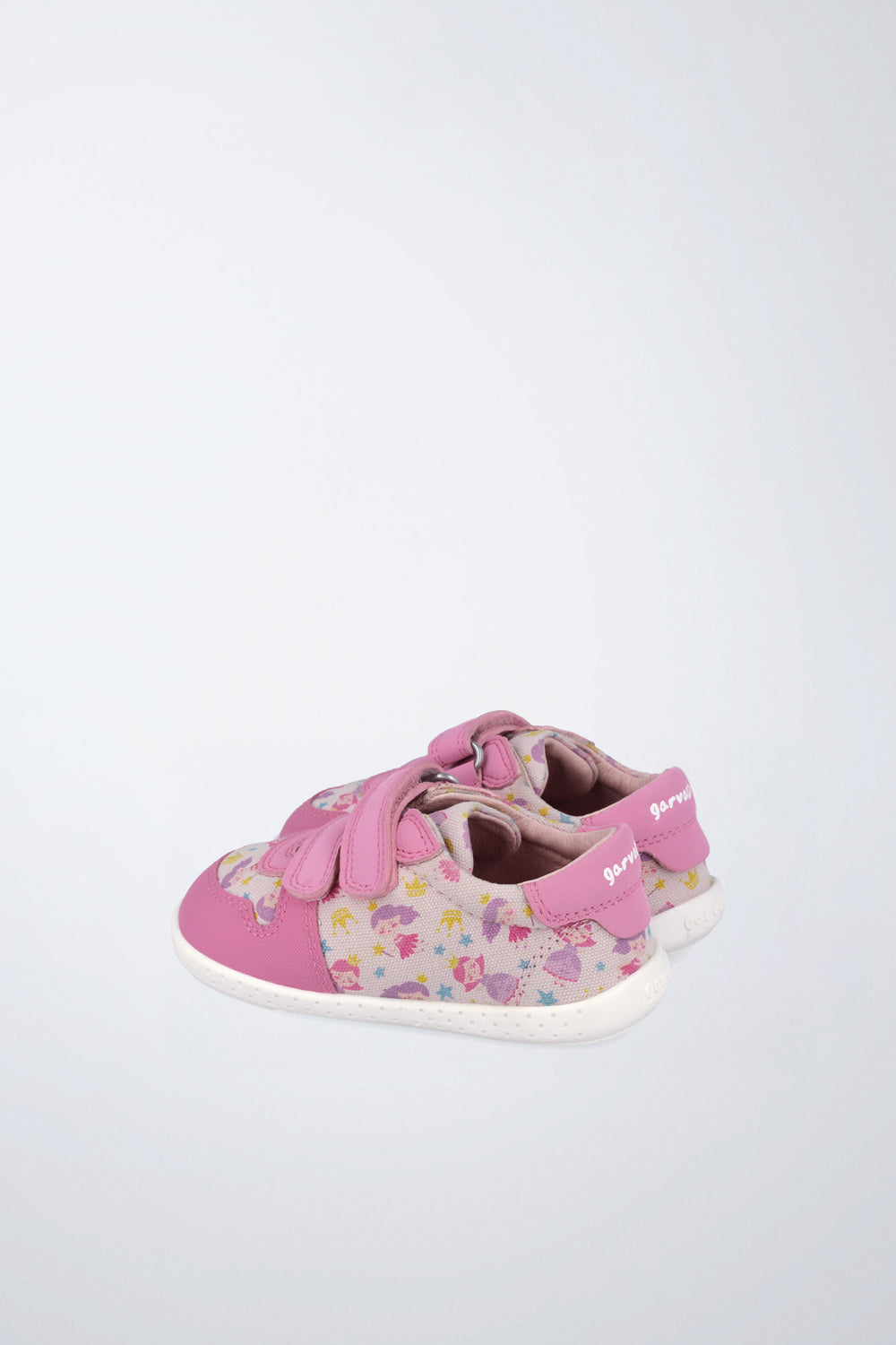 Zapatilla infantil Garvalín barefoot en rosa con cierre de contacto y flexibilidad para el movimiento natural del pie.