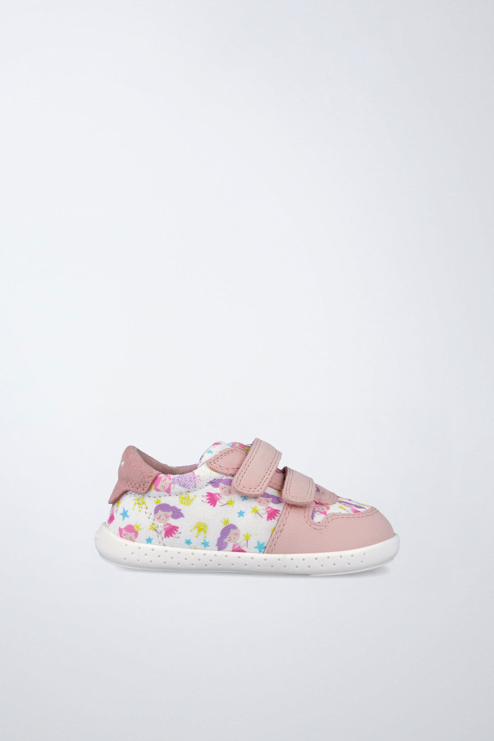Zapato Garvalín barefoot en blanco con cierre de contacto y flexibilidad para el movimiento natural del pie.