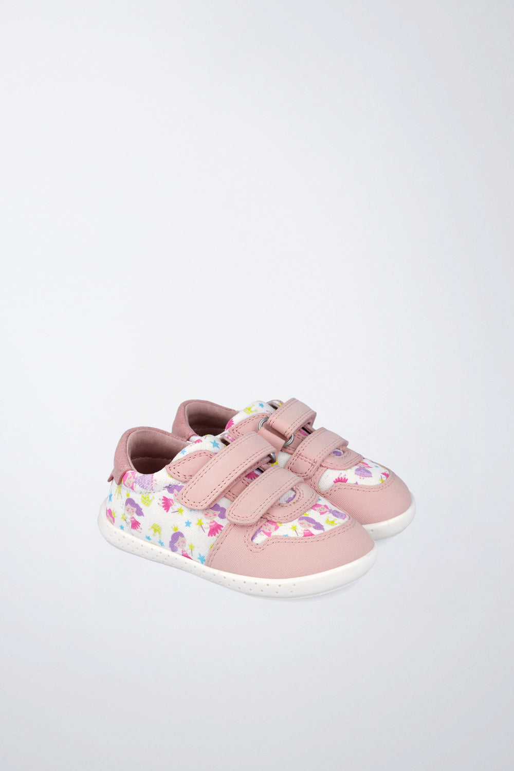 Zapato Garvalín barefoot en blanco con cierre de contacto y flexibilidad para el movimiento natural del pie.