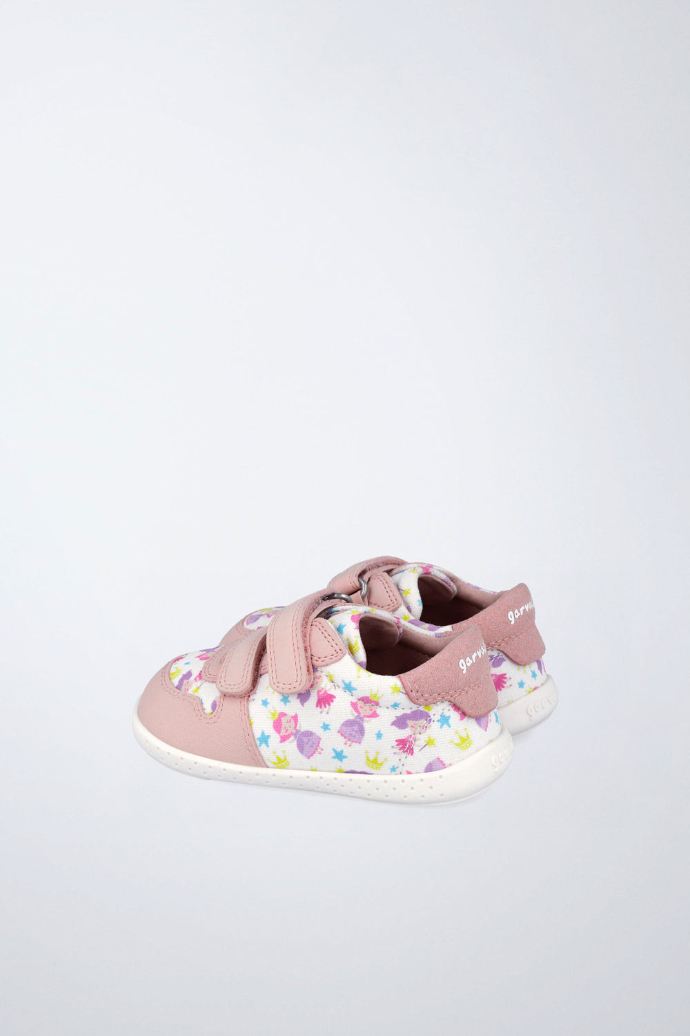 Zapato Garvalín barefoot en blanco con cierre de contacto y flexibilidad para el movimiento natural del pie.