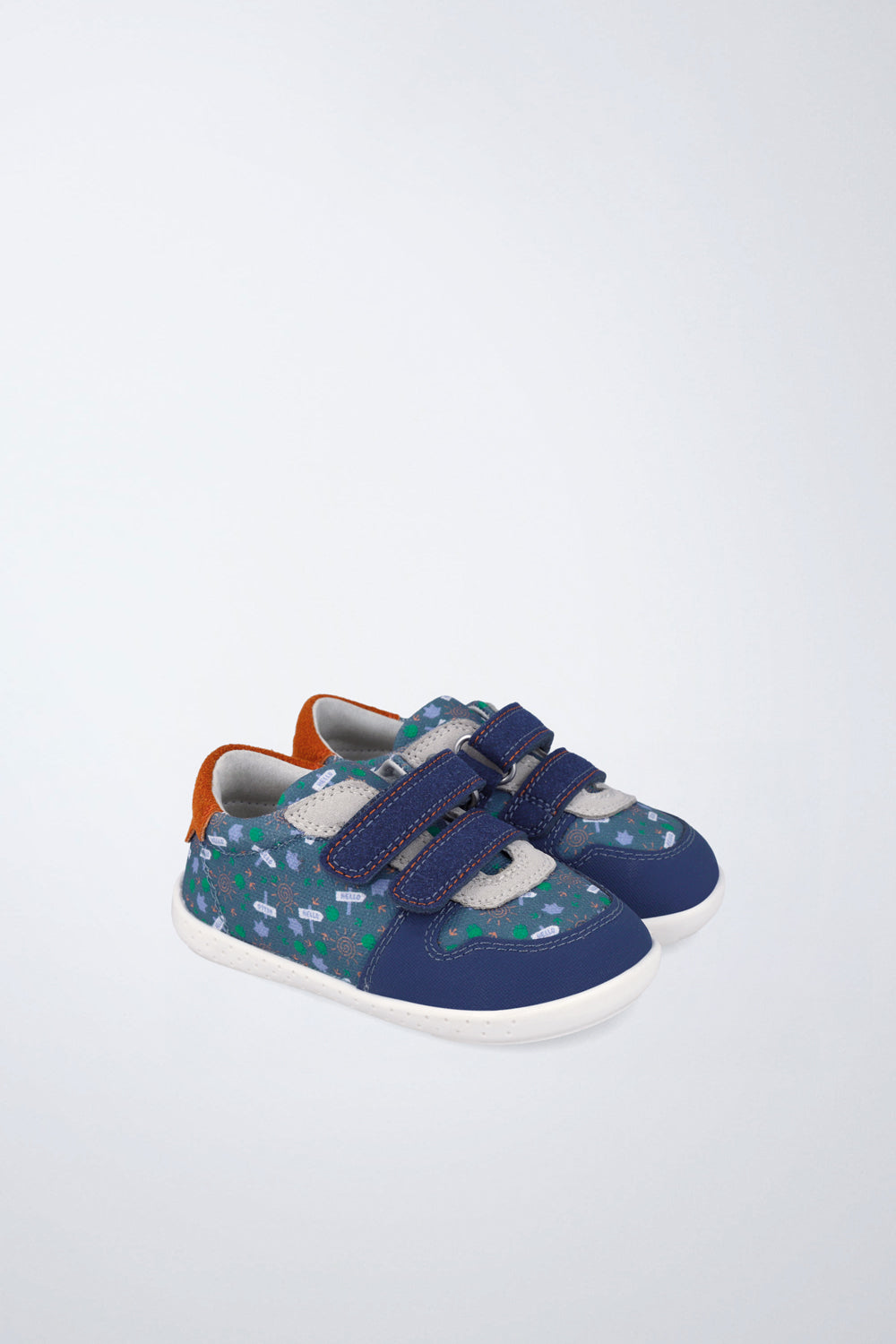 Zapatos escolares Garvalín barefoot en azul oscuro con cierre de contacto y diseño ergonómico.