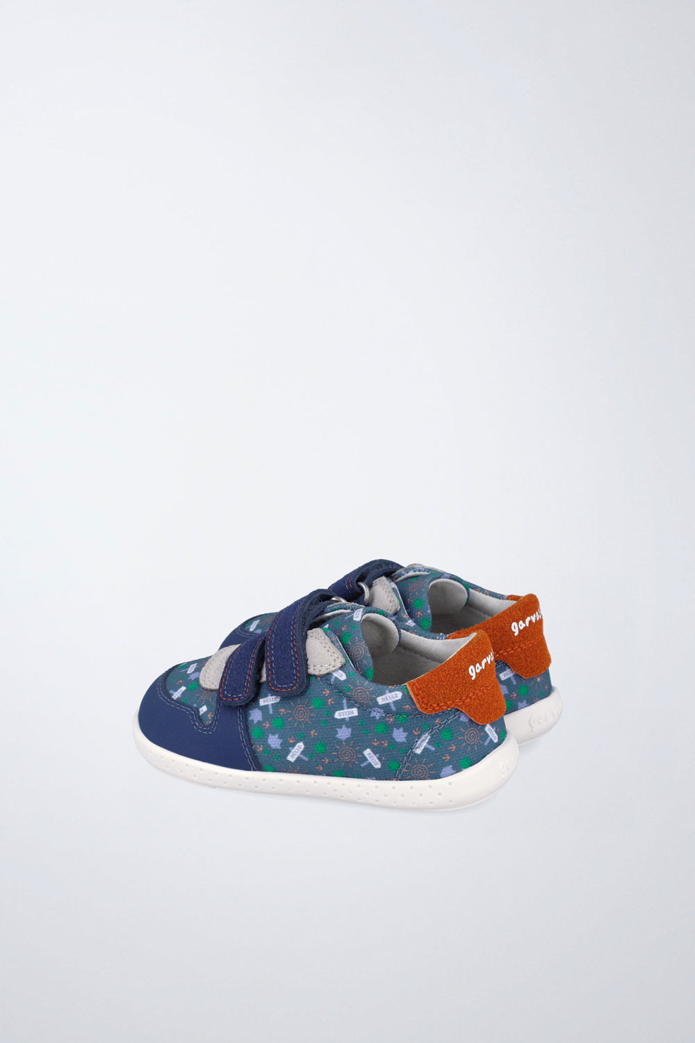 Zapatos escolares Garvalín barefoot en azul oscuro con cierre de contacto y diseño ergonómico.