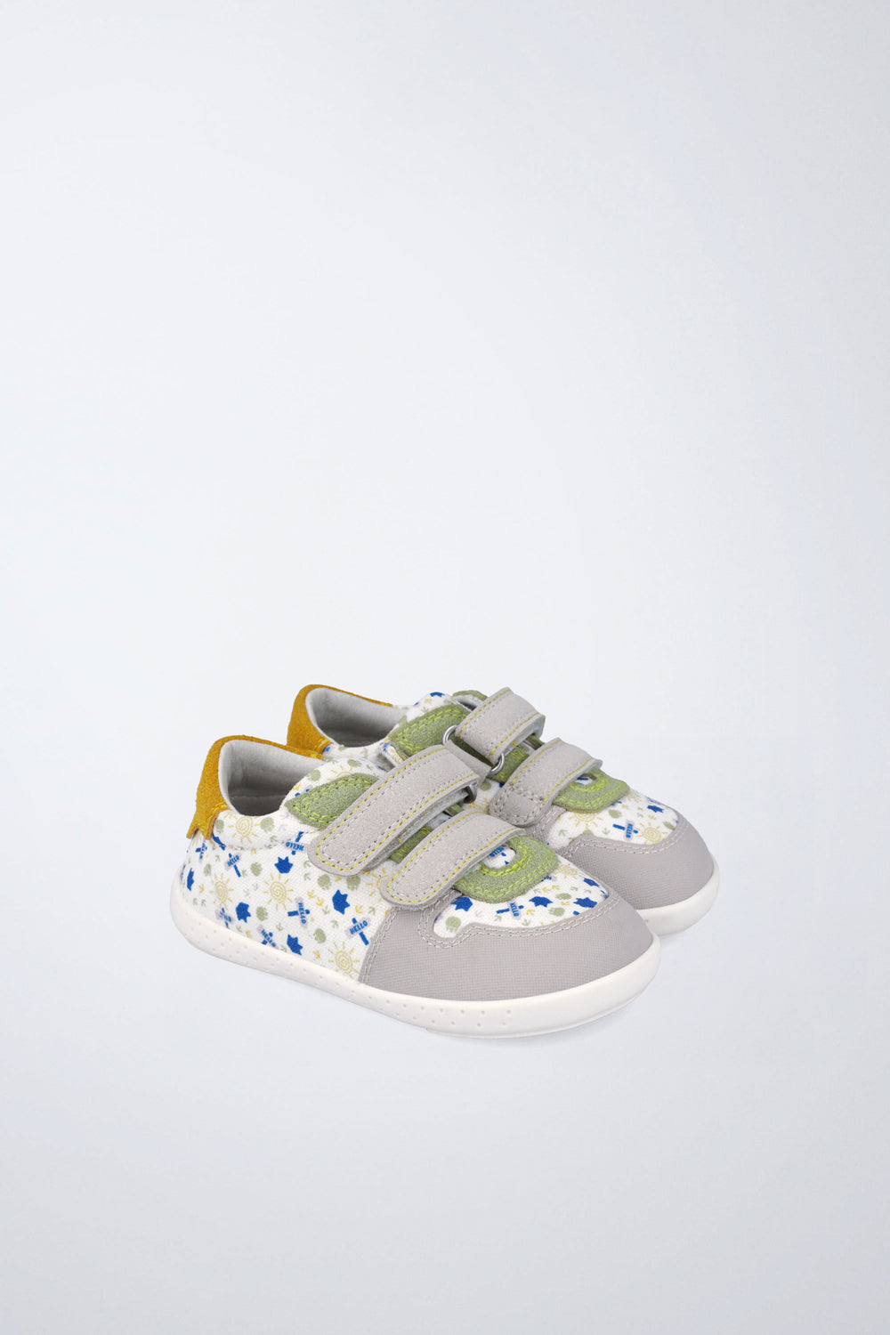 Zapato Garvalín barefoot en blanco con cierre de contacto y diseño ergonómico.