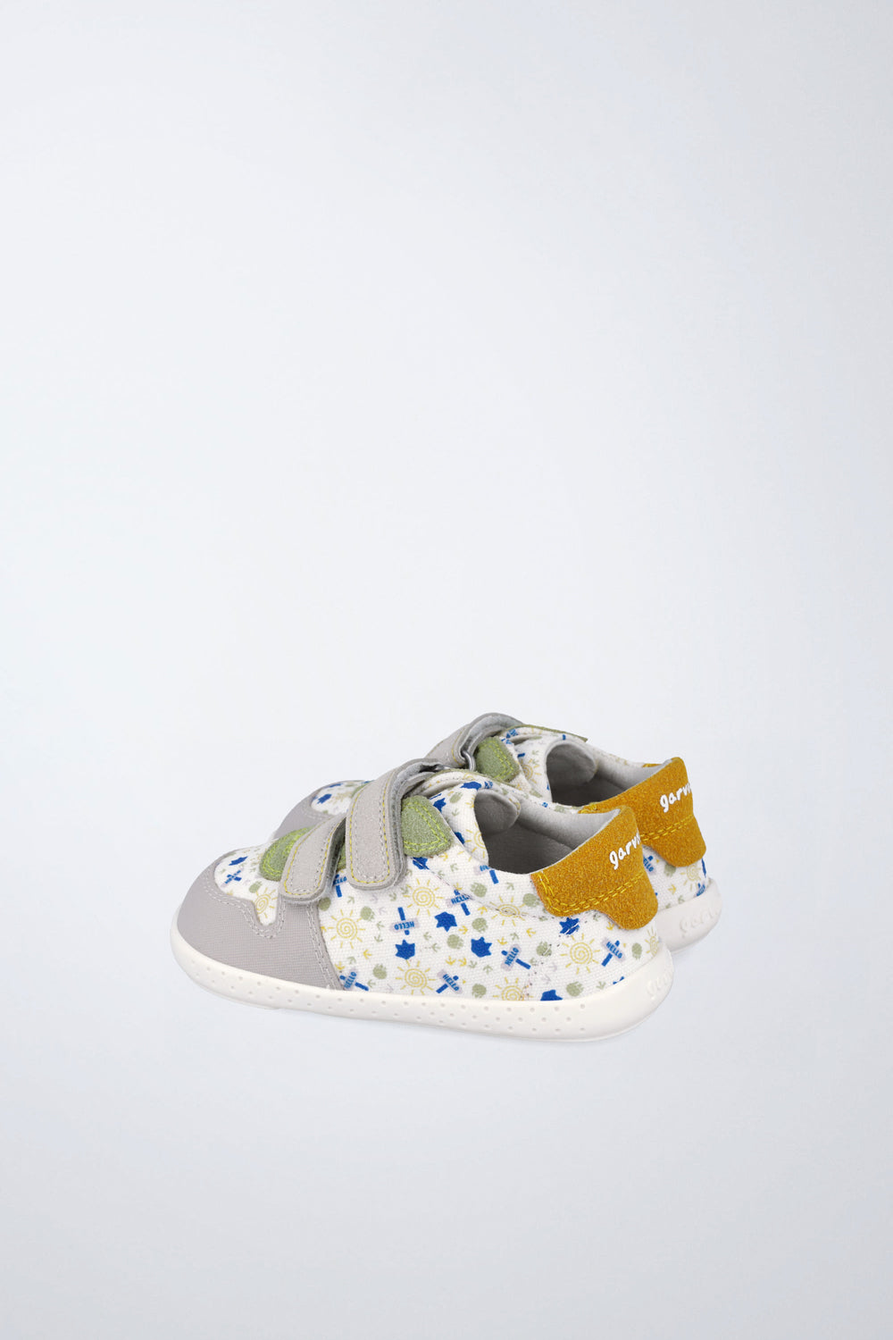 Zapato Garvalín barefoot en blanco con cierre de contacto y diseño ergonómico.