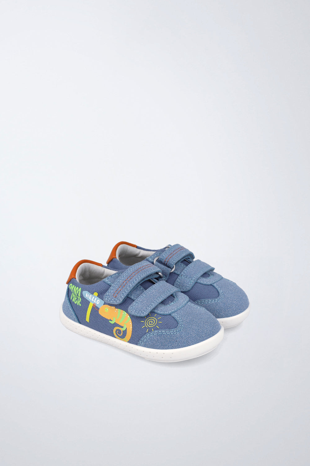 Zapatos escolares Garvalín barefoot en azul oscuro con cierre de contacto y puntera reforzada.