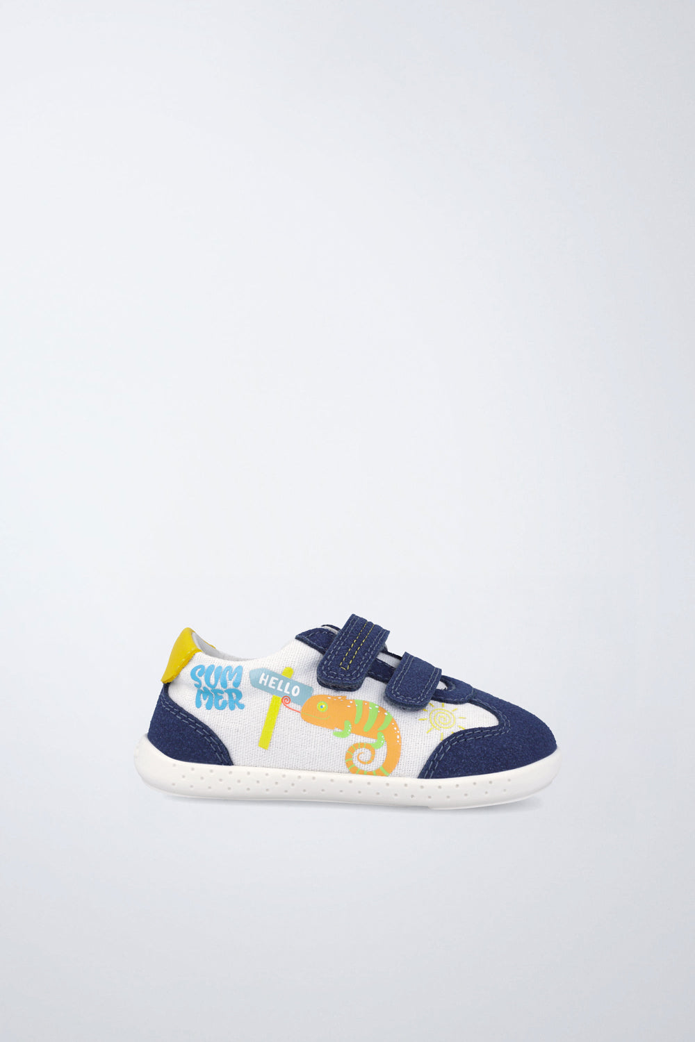 Zapato infantil Garvalín barefoot en blanco con cierre de contacto y puntera reforzada.