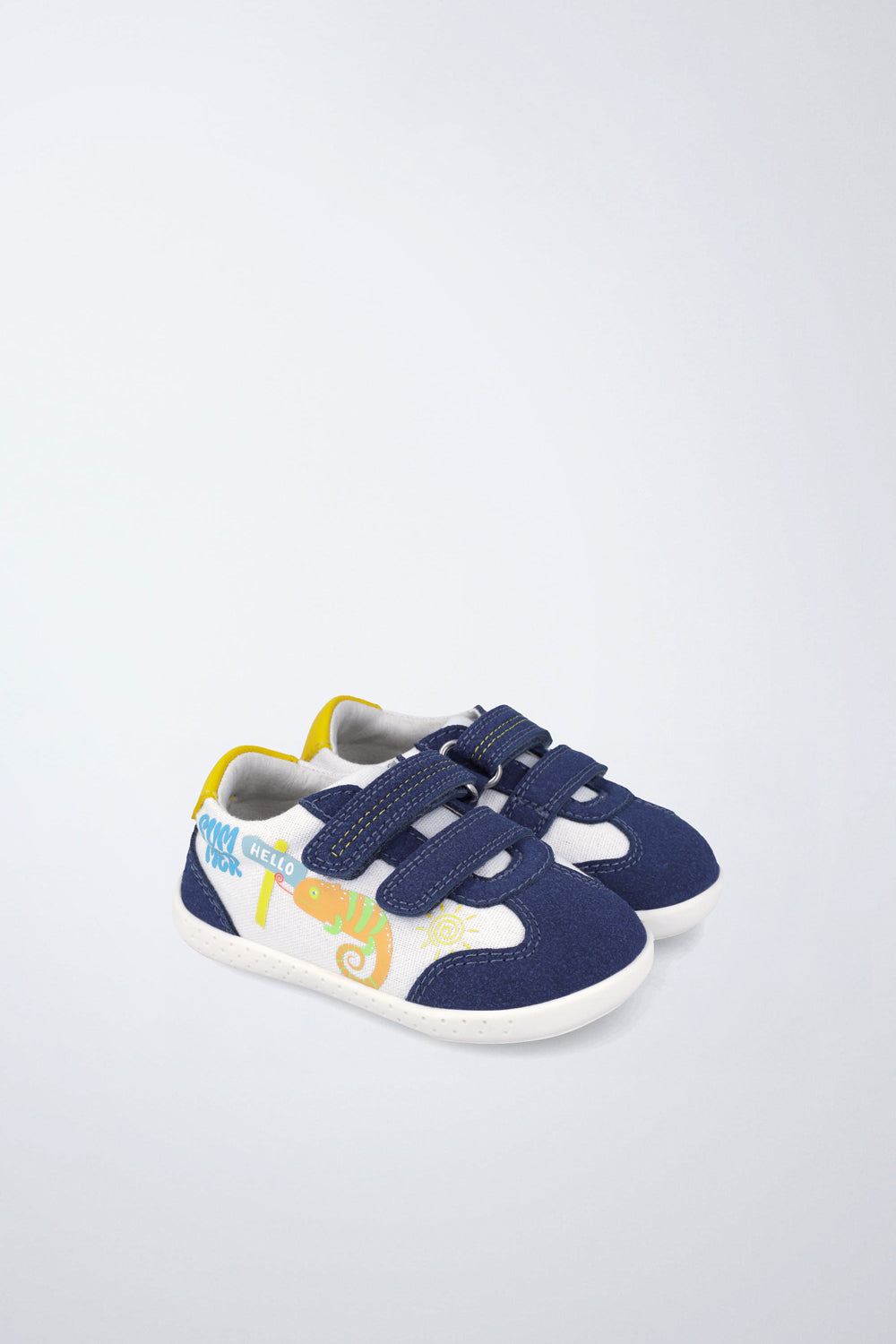 Zapato infantil Garvalín barefoot en blanco con cierre de contacto y puntera reforzada.