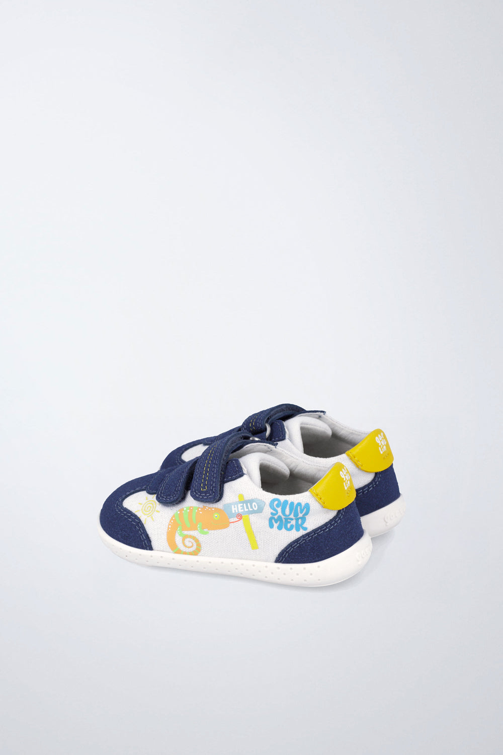 Zapato infantil Garvalín barefoot en blanco con cierre de contacto y puntera reforzada.