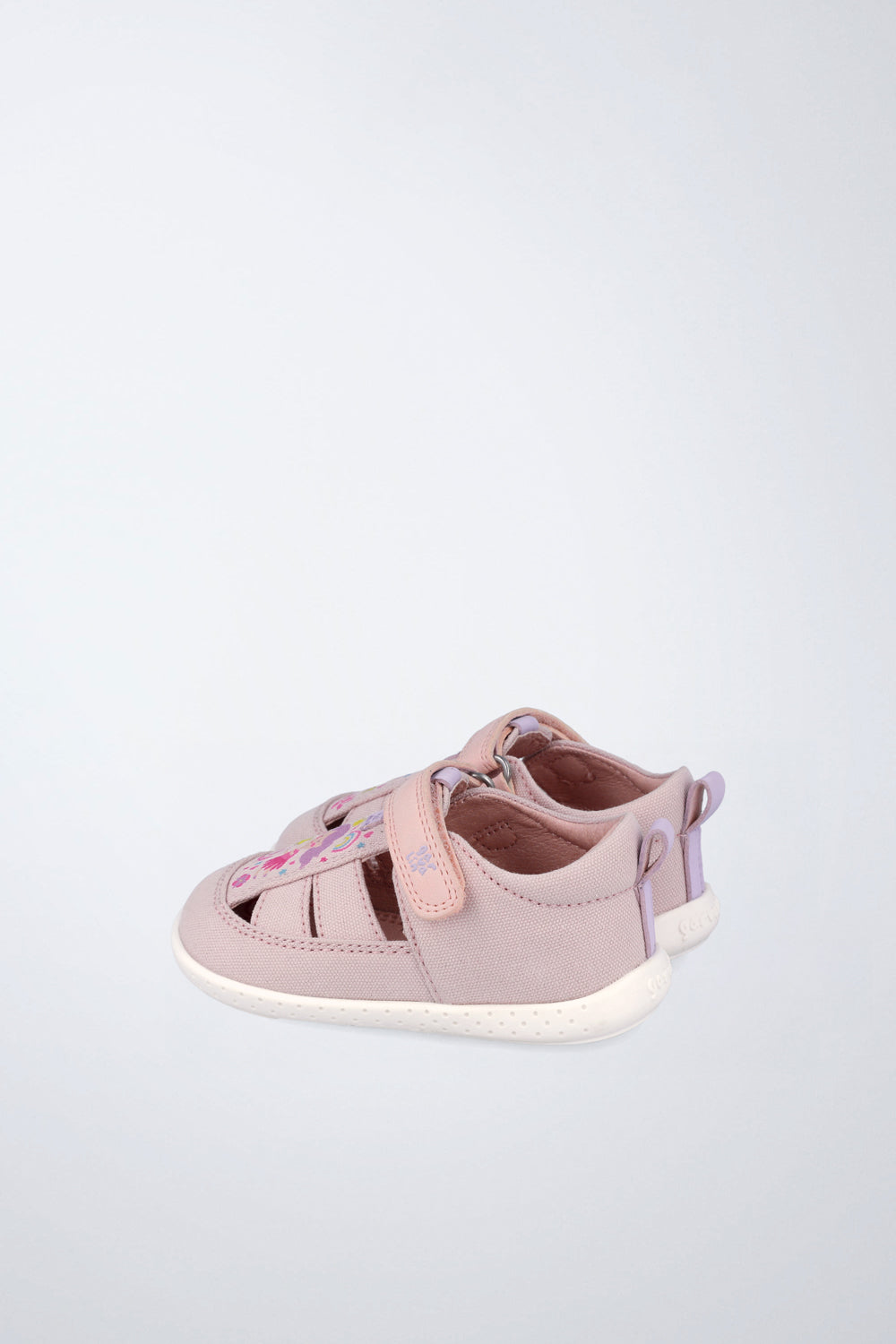 Sandalias Garvalín barefoot en rosa con cierre de contacto y suela flexible.