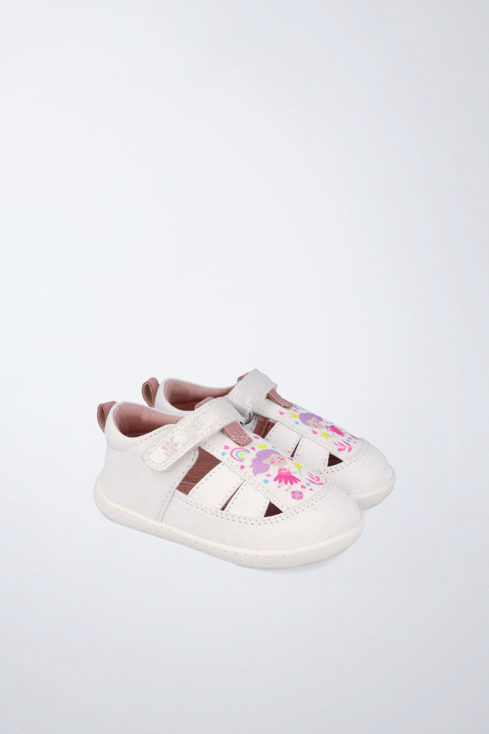 Sandalia cerrada infantil Garvalín barefoot en blanco con cierre de contacto y suela flexible.