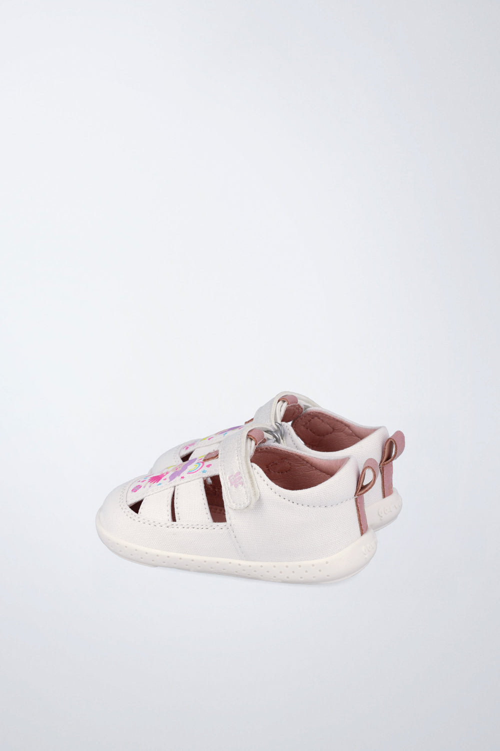 Sandalia cerrada infantil Garvalín barefoot en blanco con cierre de contacto y suela flexible.